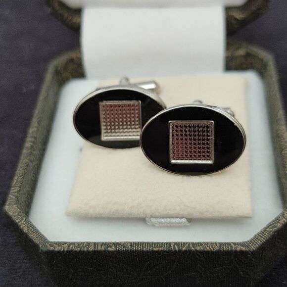MEN'S ST. PATRICK BLACK/ SILVER ROUND CUFF LINK - Picture 1 of 3